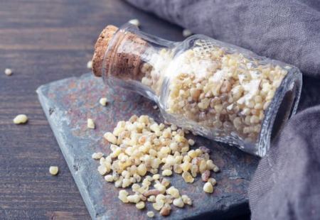 فوائد زيت لبان الذكر الكثيرة للبشرة والشعر